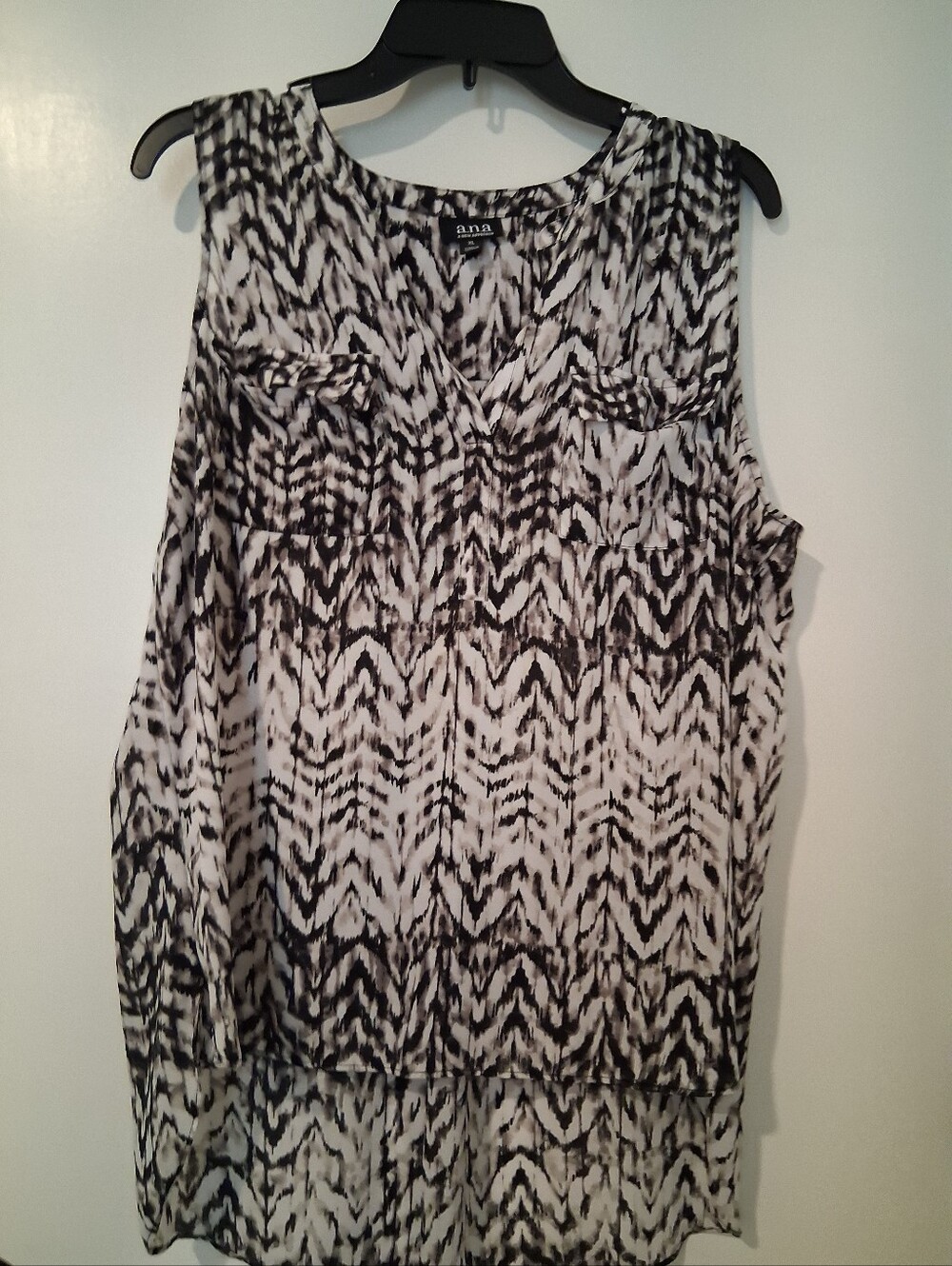 a.n.a Black and White Printed Sleeveless V-Neck Blouse